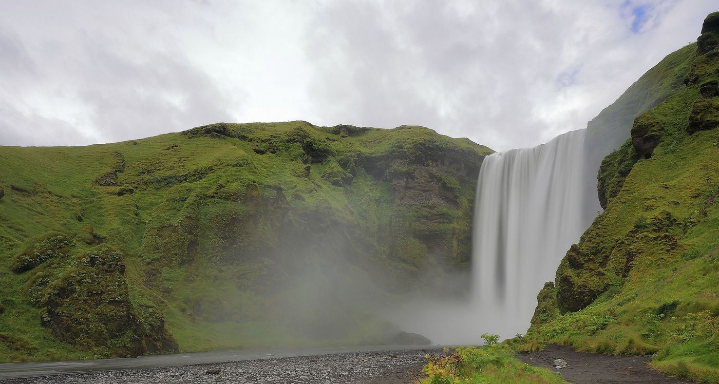 The full sixty-metre curtain of Skógafoss
